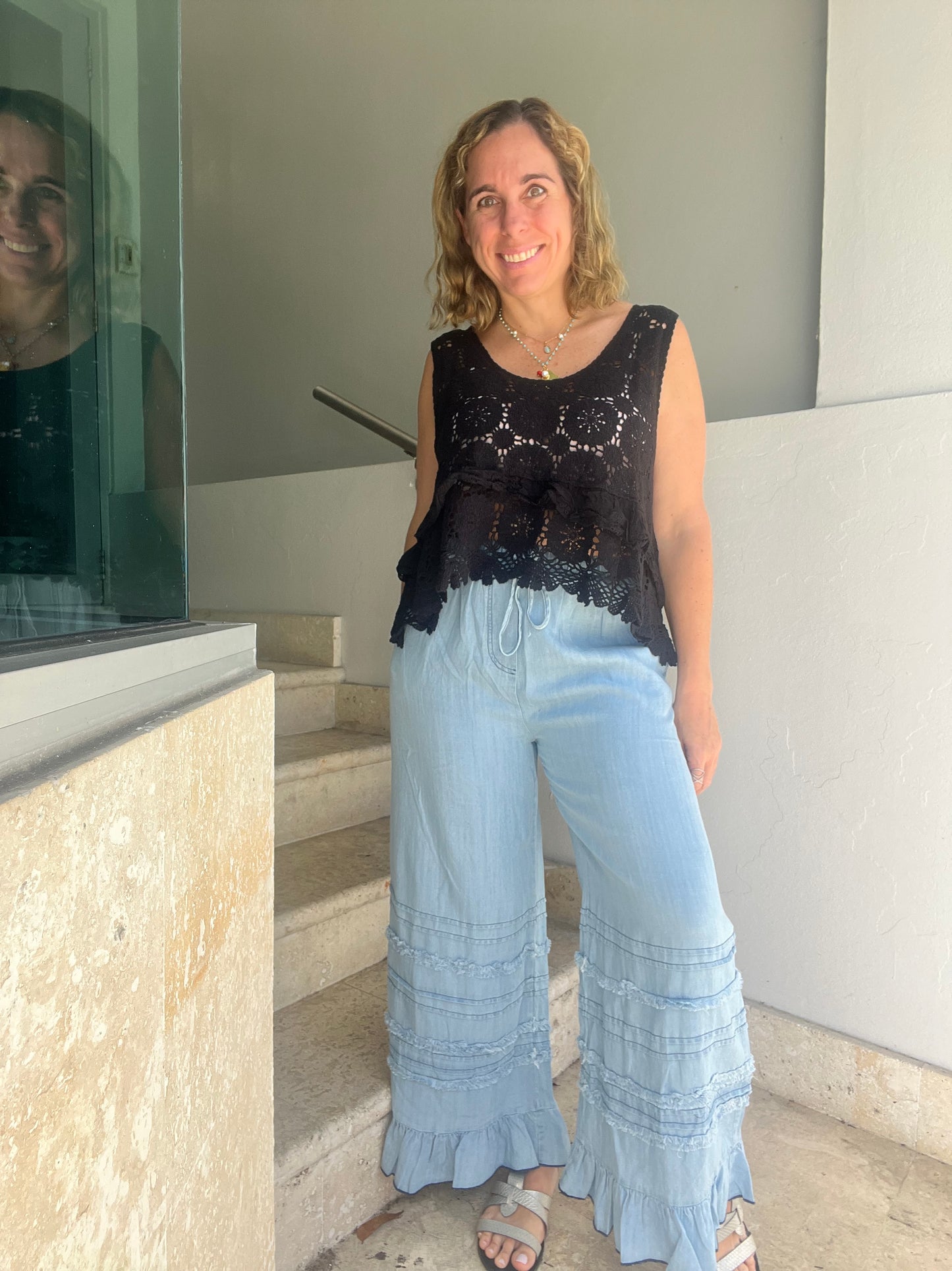 Crochet in black top