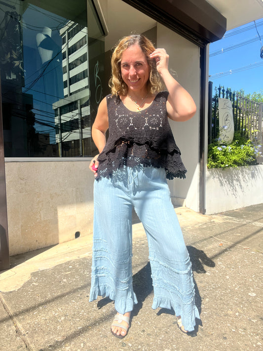 Crochet in black top